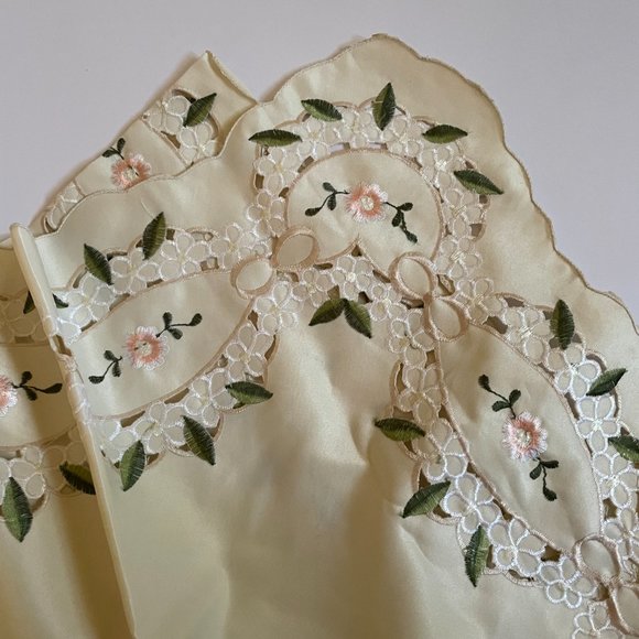 Floral embroidered table cloth - Picture 12 of 12